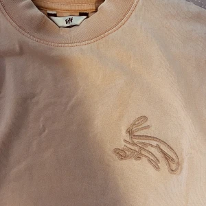 Eytys - tshirt - Ljusrosa tshirt från eytys.