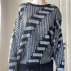 Vintage sweater - Lite tunnare stickad grå-svart vintage sweater med mönster. Bekväm och mysig, rekommenderar inför hösten🍂Bra skick och passar som oversized även om du inte har storlek L.