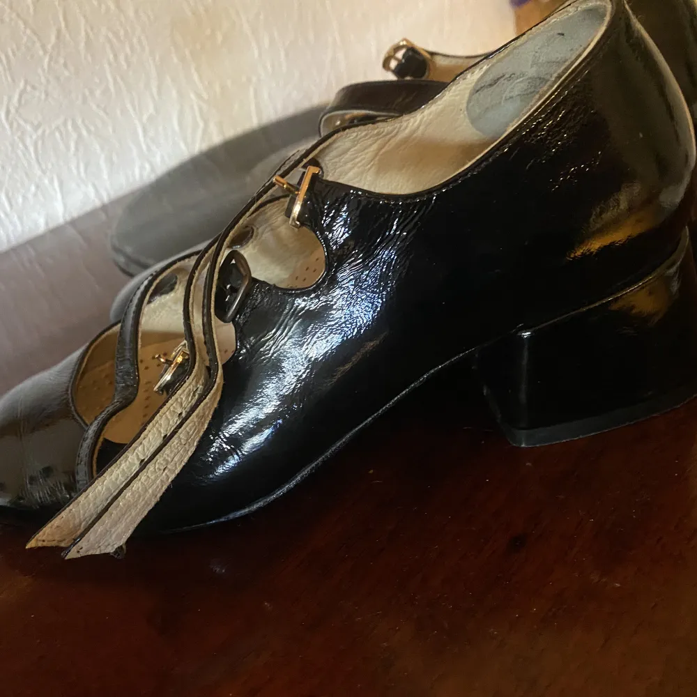Otroligt fina handgjorda mary jane skor ifrån en ukrainsk skomakare. Dem är tyvärr förstora för mig och är därför oanvända. Gör lite ont att sälja dem men det är dags för ett nytt hem. Inköpta för drygt 2000kr. Obs ett av spännena är i silver.. Skor.