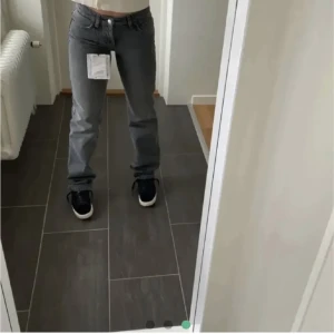Zara jeans - Säljer dessa i storlek 40 men har gjort de mindre med extra knappar så att de är mindre i midjan. Passar mig som har 38 i jeans. Lite baggy i benen och lågmidjade. Långa ben går ner till marken på mig 170 lång.  Lånade bilder men exakt samma byxa