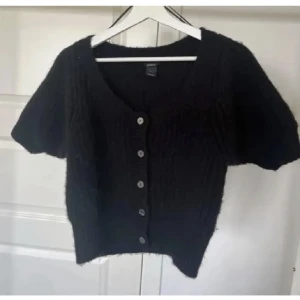 Stickad kofta  - Jätte fin stickad kofta till hösten🥰