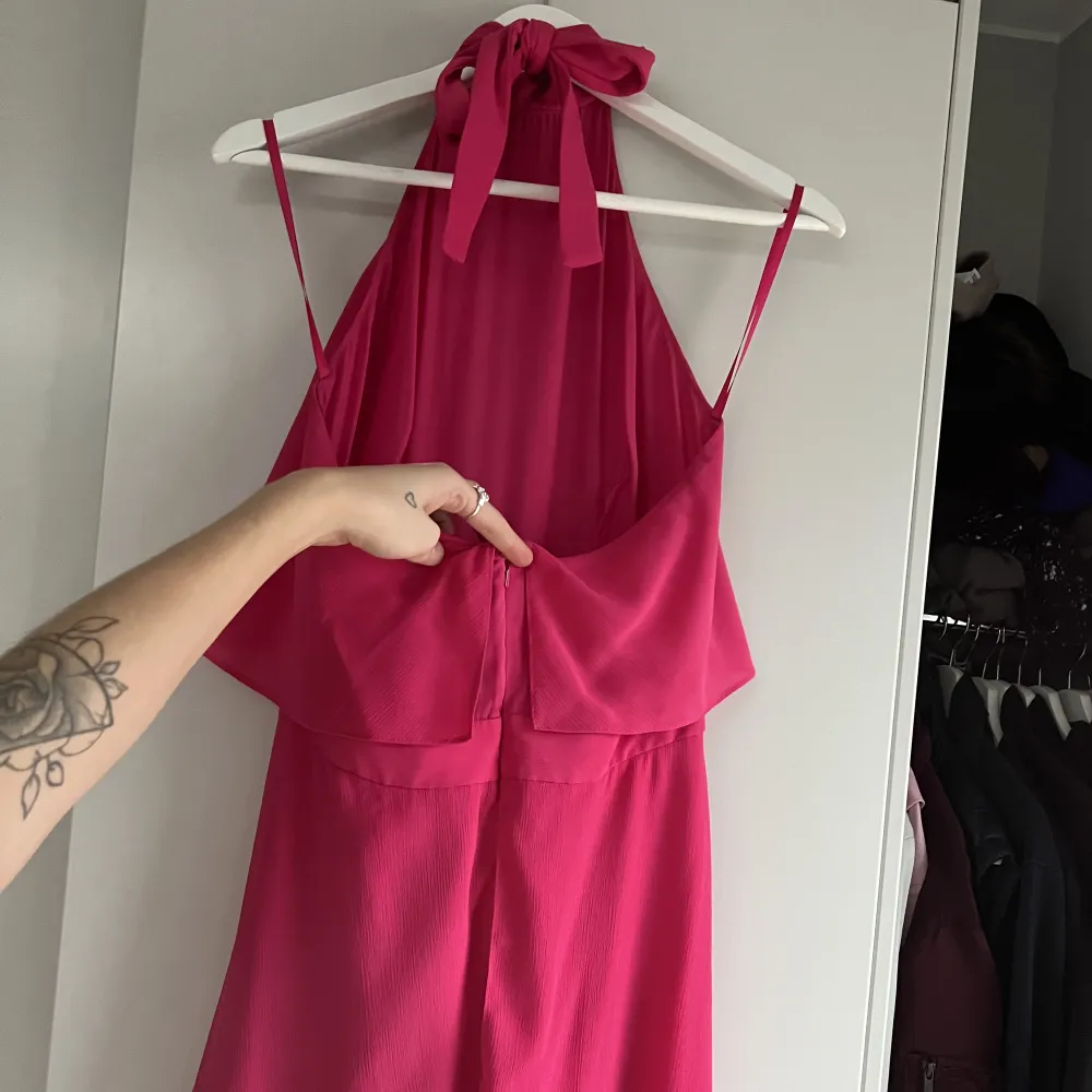 Sååå fin jumpsuit i knall rosa färg! En favorit som bara hänger i garderoben och inte får den kärleken den är värd. Perfekt till fest, bröllop o tillställningar i allmänhet. Liite ljusare i verkligheten. Kan skicka fler bilder!! Strl 12, motsvarar strl 38. Klänningar.