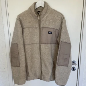 Dickies Teddy jacka  - Säljer min Dickies Teddy jacka till ett bra pris. Knappt använd. Storlek XS, men sitter större än så, typ M 