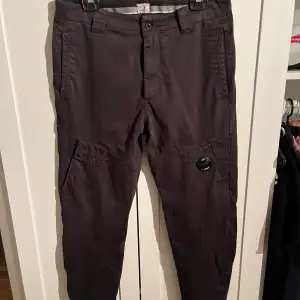 Säljer mina CP Company cargo pants för de är för stora. Dom ser knappt använda ut och köpta från Kaufmann.com.  Dom är stora i storleken! Nypris: 2599kr