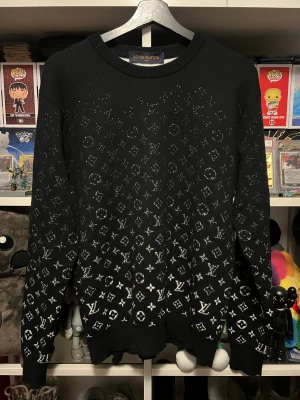 Louis Vuitton Gradient Sweatshirt - Storlek XS (sitter som small) Kommer med box och kvitto. 9/10 skick utan flaws