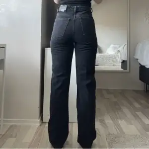 Aldrig använda jeans, lappen är kvar. De är i modellen Rowe jeans som är ”Extra High Waist. Straight fit”. Jättefin, men har aldrig använt dem då jag föredrar andra modeller. Nypris: 500 kr. Bara att höra av sig vid frågor eller diskutera pris!