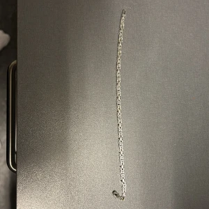 Kejsar armband - Vill sälja armbandet för att jag använder inte, armbandet är äkta ni kan se stämpeln på bilden priset kan ej sänkas är redan för billigt