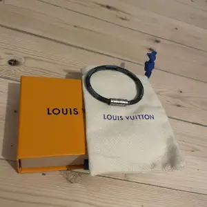 Ett LV armband som är som nytt endast använt fåtal gånger Ingår dustbag och box