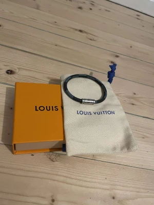 LV armband - Ett LV armband som är som nytt endast använt fåtal gånger Ingår dustbag och box