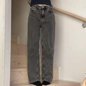Säljer dessa supersnygga slutsålda gråa bikbok jeans!💞Mycket fin kvalitet. Nypris: 600kr. Säljer för: 350 kr då de är lika snygga som när jag köpte dem😊. Midjemått: 70cm Innerbenslängd: 76cm. Fråga gärna om det är något du undrar över!😊🌸