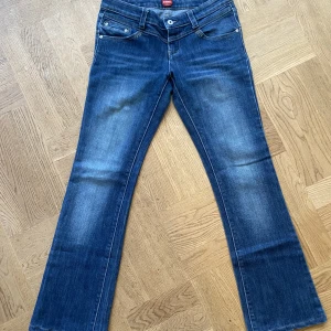 Lågmidjade flared jeans - Esprit - Säljer nu mina älskade jeans från Esprit då de inte passar mig längre. De är lågmidjade och flared med fina detaljer, innerbenslängden är 75 cm och midjemåttet rakt över är 38 cm. Kom privat ifall du har fler frågor🫶🏼
