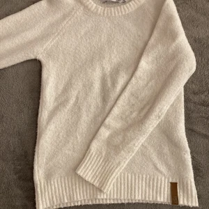 Vit stickad tröja! - En varm, skön stickad tröja från lager 157. I fint men använt skick. 