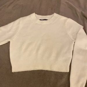 Magtröja  - En långärmad vit topp köpt från new yorker för några månader. Använd 1-2 ggr. Fortfarande som ny. 