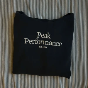 Hoodie PeakPerformance  - Nypris: 700 kr Storlek: 170  Hoodie från peak performance, köpt hos kidsbrandstore. Inga fläckar eller andra defekter. Köpt för ca 3 år sedan. 