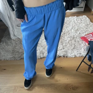 Neo nior byxot - Blåa ”kostymbyxor ” från neo nior, aldrig använda endast provade. Storlek 36, jag är 1,60 på bilden!