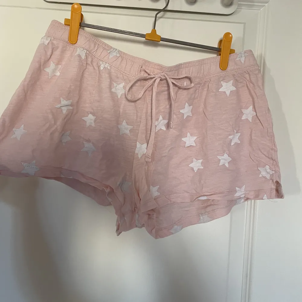 Rosa pyjamasshorts med vita stjärnor💕 Knappt använda i storlek S. Shorts.