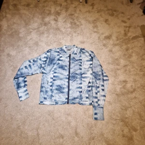 Craft träningsjacka - Träningsjacka i kort modell, med krage. Helt oanvänd. 