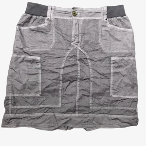 Kjol - Fin kjol köpt i second hand, endast använd en gång. Finns lite tecken på användning. Storlek large. Nyfärgad till grå, så kan färga av sig i tvätten. Skriv om du har frågor! :)