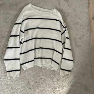 Hm tröja - Säljer denna randiga stickade tröjan från hm! Väldigt fin till hösten! I storlek s! Skriv vid intresse eller för fler bilder. Går även bra att trycka på köp direkt!