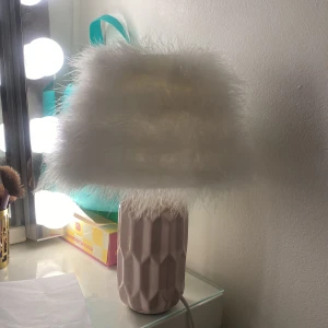 Sänglampa  - Säljer mitt nattbord inga märken eller repor allt ser bra ut 