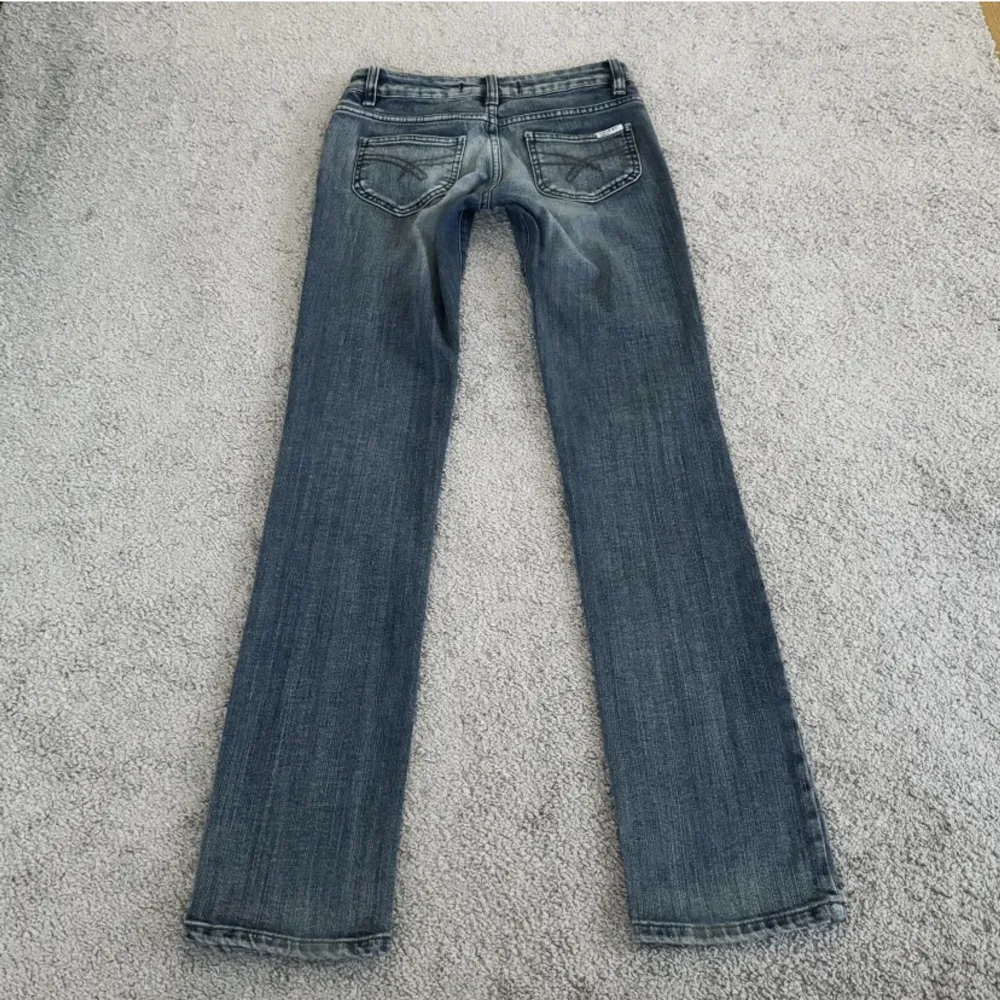 Säljer dessa supersnygga och trendiga jeansen jag nyss köpte på plick då de tyvärr var försmå. De är lågmidjade straight leg som är så trendigt nu och vintage från märket ichi, lite stretchiga.  Midja 70. Innerben:81 .. Jeans & Byxor.