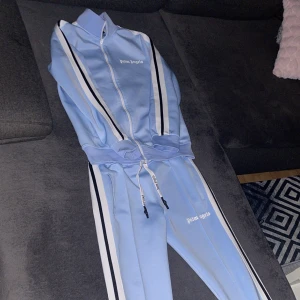 PALM ANGELS BABY BLUE  - Säljer mitt nya palm angels set med färgen baby blue, priset kan diskuteras vid snabb affär 