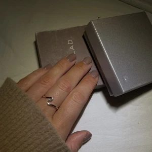 SNÖ örhängen och våg ring - ⭐️Säljer mycket smycken nu då jag har för mycket och rensar, så bara att skriva vid frågor eller behov av fler bilder🤍✨🌟Paketpris vid köp av flera smycken/plagg.