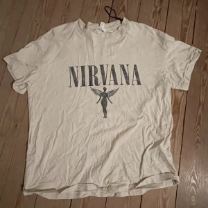 T-shirt med tryck - T-shirt med tryck från H&M. Bra skick, fläckfri, väl omhändertagen, 100% bomull