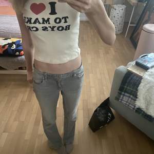 Säljer denna t-shirt på grund av att den inte kommit till användning, jag tycker dock att den sitter sjukt snyggt på.