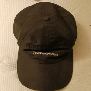 Peak performance keps - Helt ny, inga skador eller nåt sånt säljer denna keps för att den inte passar min stil direkt.