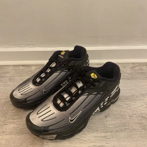 Nike air Max plus III -  Nike sneakers som knappt år andvända, har en liten fläck fram till som kan tvättas, inget är sönder eller slitet Jag har storlek 39/40 men på dessa har jag 41 eftersom de är mindre i storleken. Högt pris pga knappt andvönda och köpte för ca 2500 