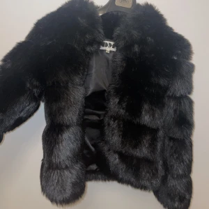 Kort pälsjacka - Snygg och varm pälsjacka i storlek xs.