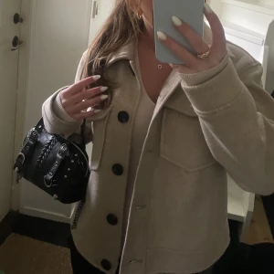Kappa - OANVÄND superfin beige kappa från Vero Moda i strl M💕Skulle säga att den även passar S! Slutsåld online