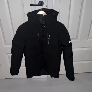 Sail racing jacka herr - Säljer en väldigt fin sail racing jacka inför vintern Storlek X passar även S bra- helt nytt skick säljer då jag är sugen på något nytt detta år (pris kan diskuteras vid snabb affär endast)