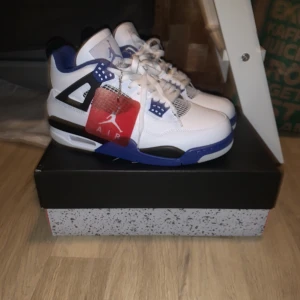 Jordan 4s - Helt nya säljer pga fel storlek har bara provat dem inomhus storlek 44