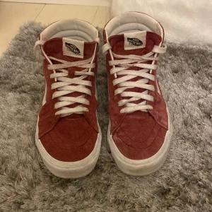 Höga röda vans - Supersnygga vans i storlek 39. Dom är använda men i bra skick, förutom lite smuts. 