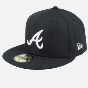 New Era keps - Säljer två New Era kepsar åt min bror, 2a paret är i princip oanvänd, 1a även den i bra skick, 350kr styck, båda för 600kr, priset går att diskutera 🧢svarta är storlek 56,8 och gråa är 55,8