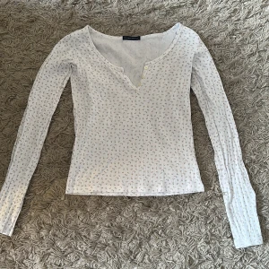 Brandy top - Säljer världens söstaste tröja från brandy melville. I nysskick. Sååå skön och inga defekter.