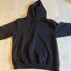 Svart hoodie från HM. Nästan aldrig använd så 9,5/10 skick. Säljer pga för liten. Köpt för någon månad sedan så helt ny. Nypris 300kr.