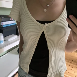 Brandy Melville bolero - Säljer denna urgulliga toppen från Brandy Melville som inte kommer till användning 💘 Perfekt till hösten! Kan frakta eller mötas upp!! Skriv till mig om du har frågor eller vill ha fler bilder!