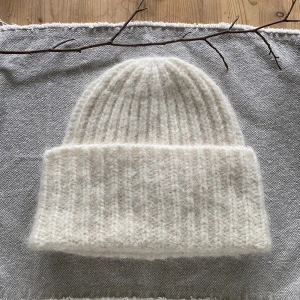 Mössa - Mössa från & Other stories i alpacka, ullblandning. Sparsamt använd. 