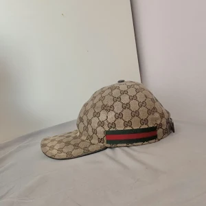 Gucci keps - Säljer denna Gucci keps har inga fel och är  100 procent äkta 