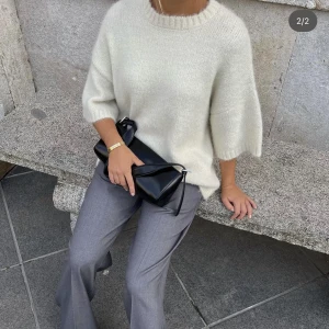 Moa Mattsson x nakd, stickad tröja - Säljer denna fina stickade tröjan från Moa Mattsssons kollektion med nakd. Säljer pga köpt två storlekar. Denna är alltså helt ny och oanvänd. ❤️‍🔥Den är rätt stor i storleken så passar upp till M, beroende på hur man vill att den ska sitta.