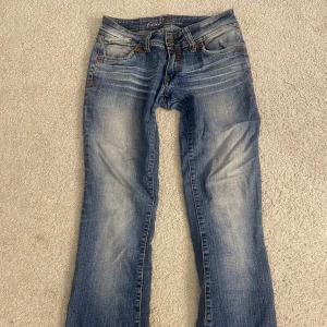 Lågmidjade jeans  - Sjukt coola lågmidjade jeans med tryck på baksidan! De är tyvärr för små för mig. Passar dig som har storlek S/M.Innerbenslängd 77 och midjemått 78.  Fler bilder och mått kan skickas! 🥰 Kan mötas upp annars står köpare för frakt. 