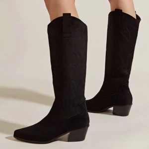 Cowboy boots - Säljer mina fina cowboy boots, köpta för 700kr endast används två gånger så fint skick. Storlek 37