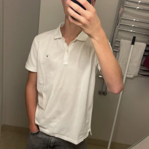 Gant pikétröja  - Säljer nu denna Gant pikétröja för endast för 250 kr (säljer den för den börjar bli för liten)  Pris kan diskuteras privat 