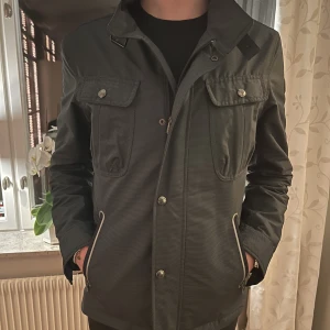 Colmar feltjacka - Säljer en sweet feltjacka från Colmar 3899kr nypris. Köpt på hemsidan 2 år sedan. Väldigt fint skick. M size