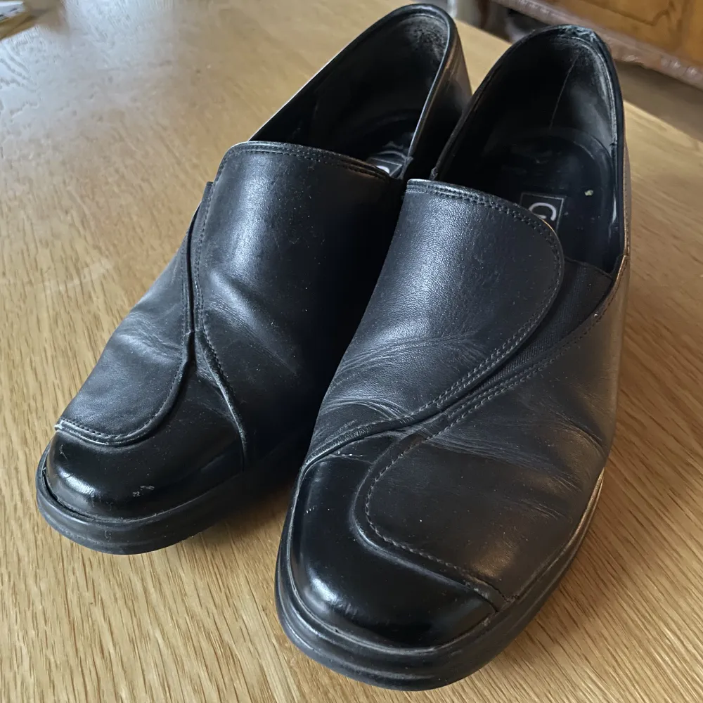 Ett par skitsnygga loafersliknande skor, köpta secondhand, tyvärr för små för mig :( Finns lite små slitskador runtom men inget stort, kan skickas mer bilder vid önskan. Skor.
