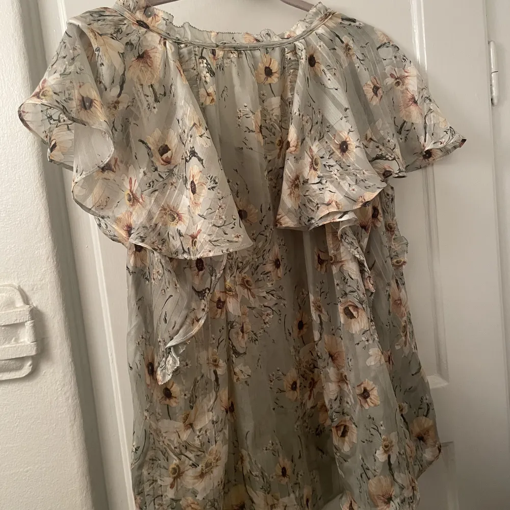 Fin blommig blus . Puserot.