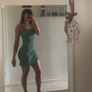 Grön drill klänning  - Super stretchig grön klänning med söta detaljer 